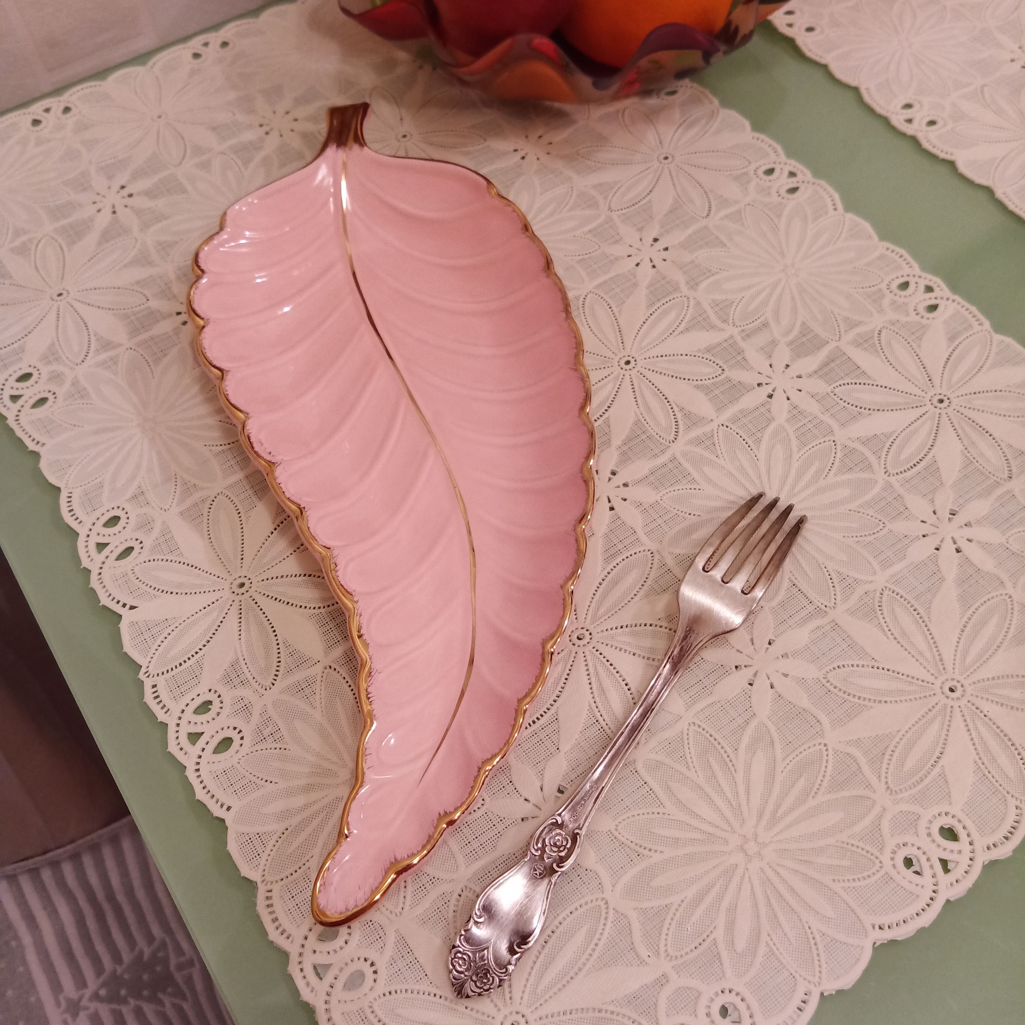 Фотография покупателя товара Блюдо керамическое сервировочное «Рапсодия. Лист», 29×12×2,5 см, цвет розовый - Фото 2