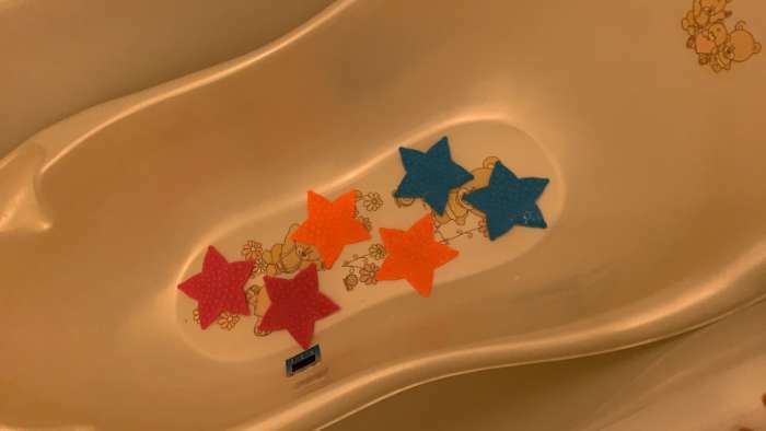 Фотография покупателя товара Набор мини-ковриков для ванны на присосках Доляна «Звезда», 10×10 см, 6 шт, цвет МИКС - Фото 1