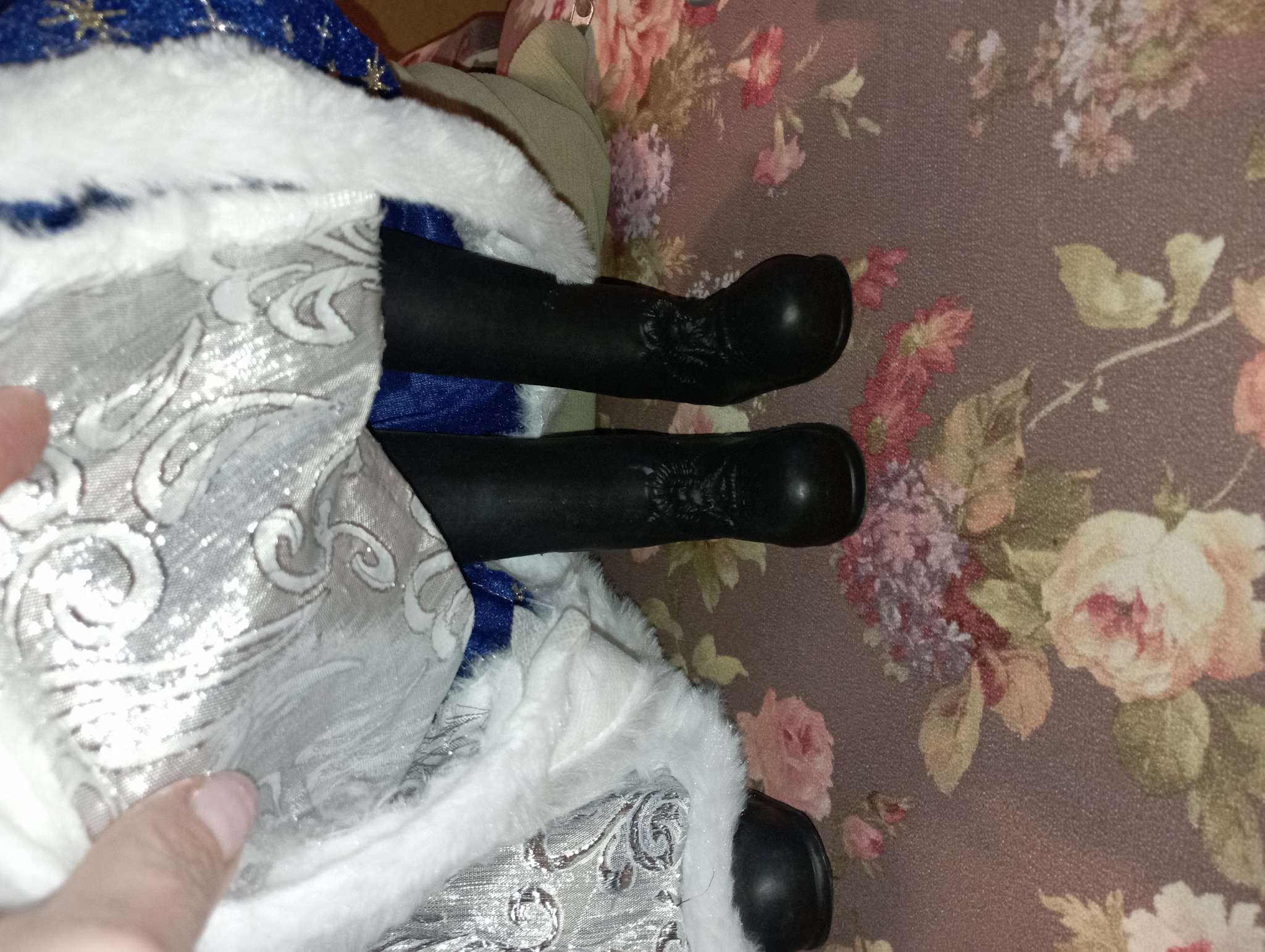 Фотография покупателя товара Дед Мороз под ёлку «Зимнее волшебство. В синей подпоясанной шубе, с посохом и подарками», 45 см - Фото 2