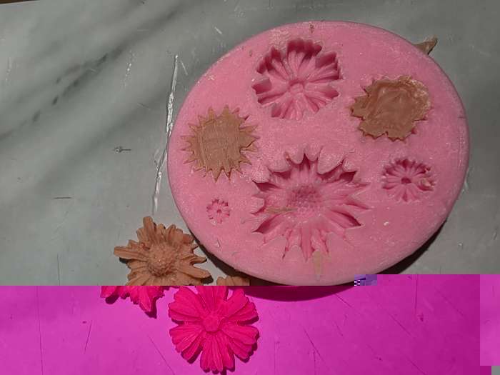 Фотография покупателя товара Молд для заливки «Цветочное ассорти», силикон, 5 ячеек, 10.5×1 см, розовый - Фото 2