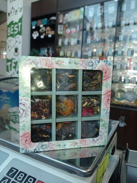 Фотография покупателя товара Коробка под 9 конфет с обечайкой "Rose" с окном, 14,5 х 14,5 х 3,5 см - Фото 3