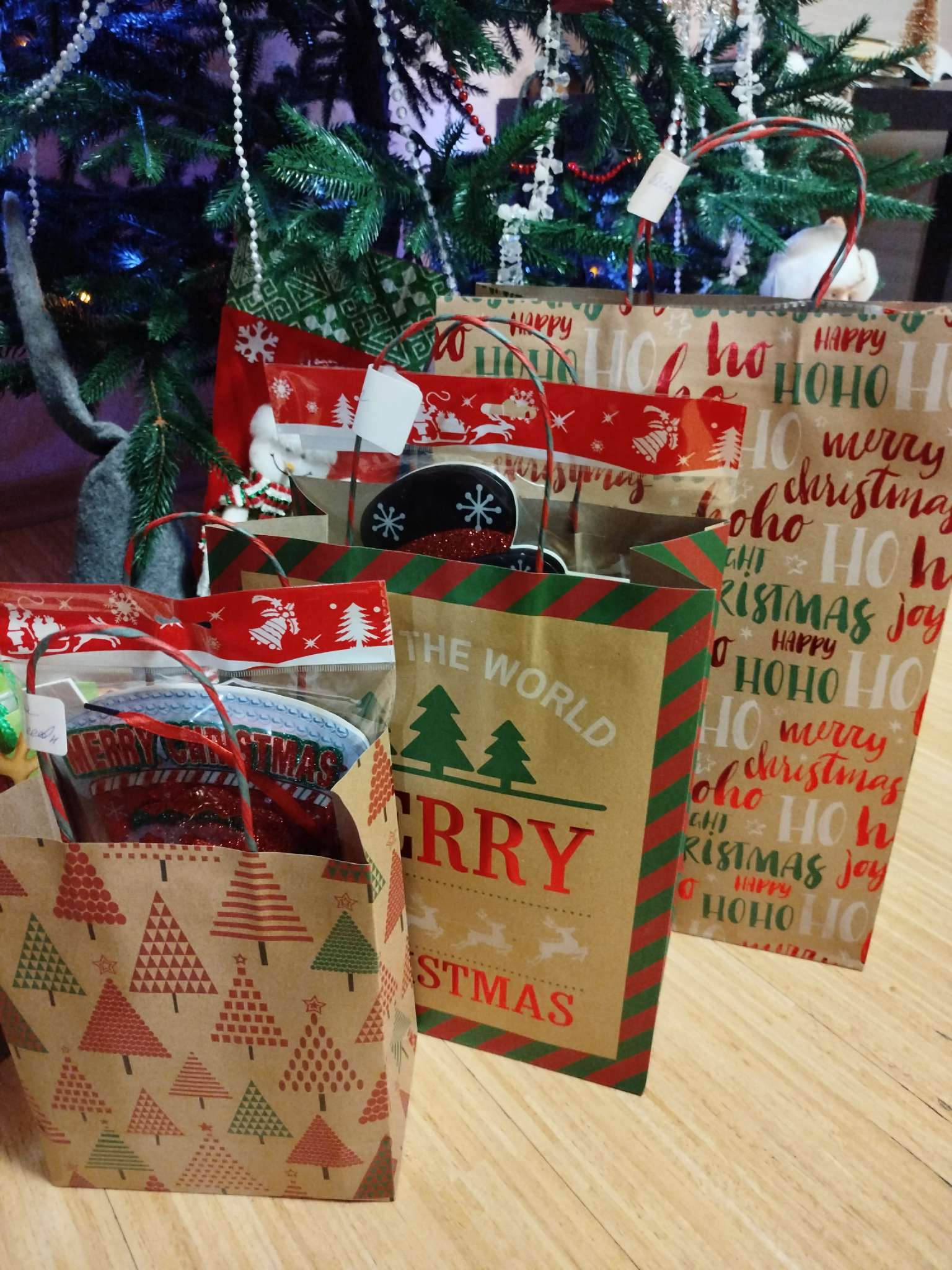 Фотография покупателя товара Набор подарочных пакетов «Новогодние ёлочки», 3 шт., 25×4×30.5 см, 30×40×11.5 см, 18×23×10 см - Фото 1