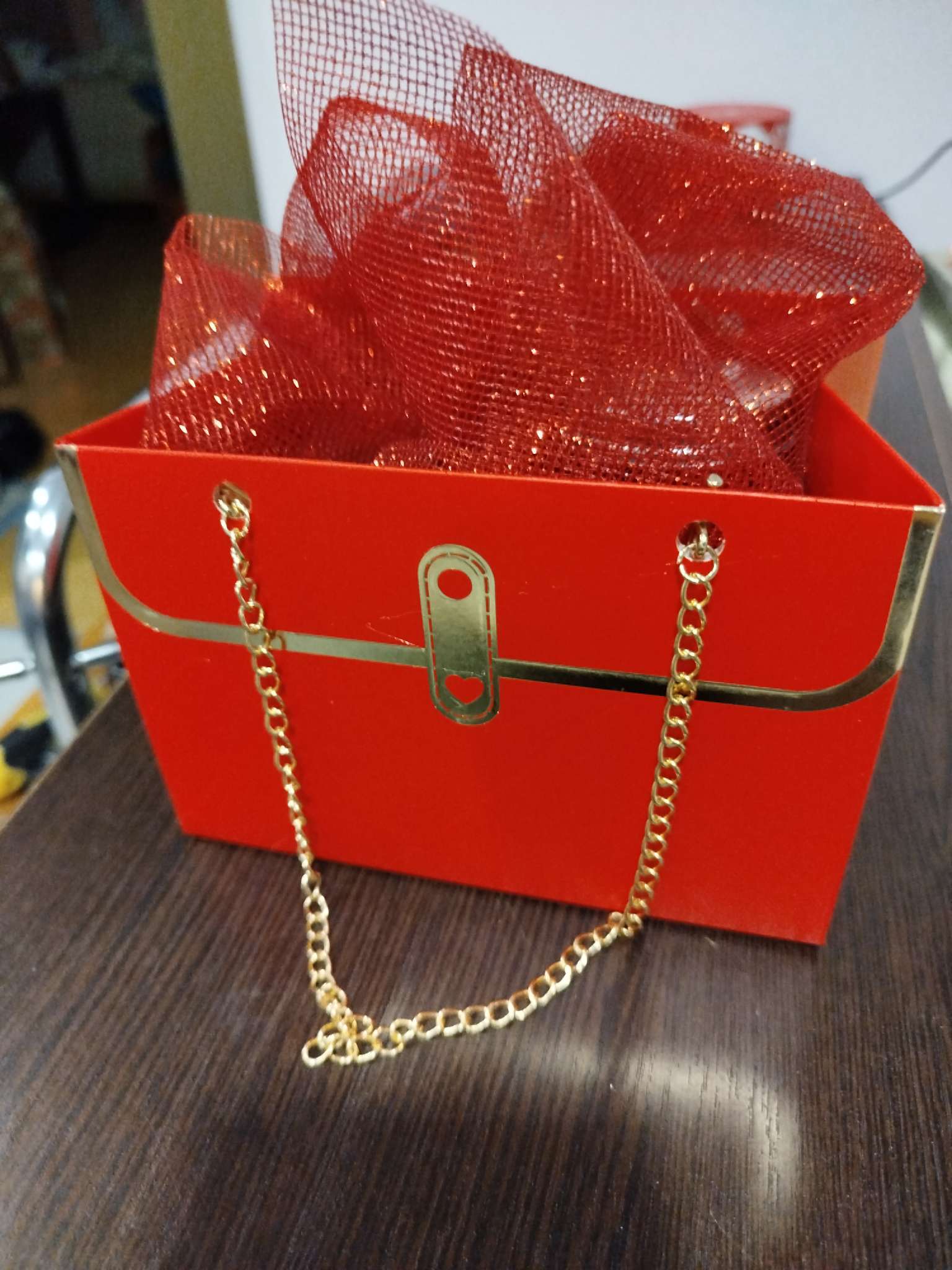 Фотография покупателя товара Пакет переноска для цветов, ручка цепь, «Кремовый», с золотым тиснением, 15×10.5×10 см - Фото 1