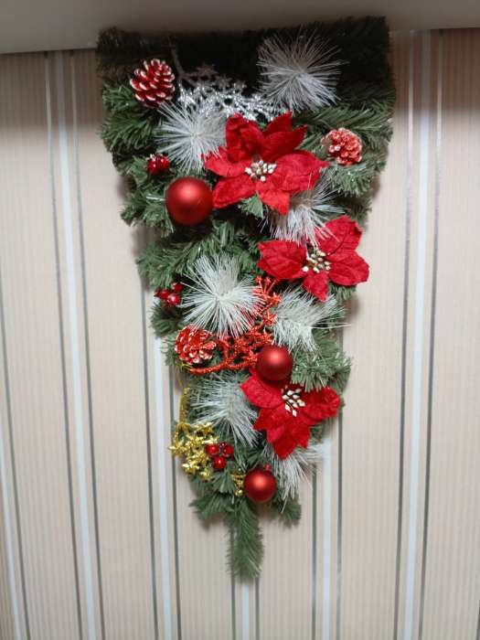 Фотография покупателя товара Искусственная ёлка настенная «Зимнее волшебство. С сединой, пуансетия», 57 см, ПВХ ветки отгибаются - Фото 1