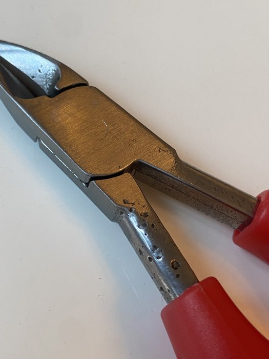 Фотография покупателя товара Кусачки педикюрные, с пластиковой ручкой, изогнутое лезвие, 13 см, длина лезвия-17 мм, серебристые, красные - Фото 9