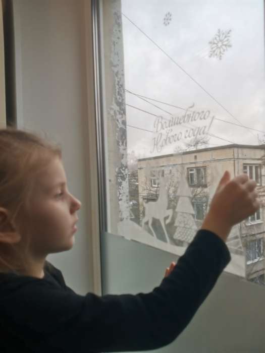 Фотография покупателя товара Наклейки на окна многоразовые «Новогодние снежинки», 33×50 см - Фото 8