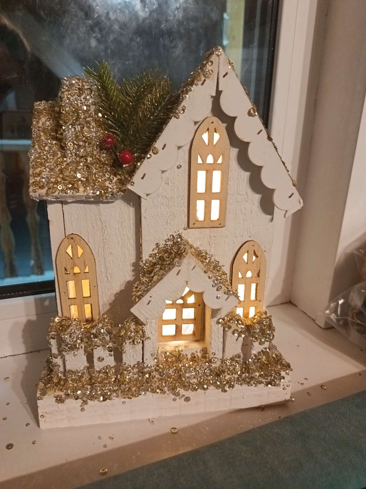 Фотография покупателя товара Фигура деревянная «Ёлочка белая», 27×14×14 см, 35 LED, от батареек AAx2, свечение тёплое белое - Фото 3