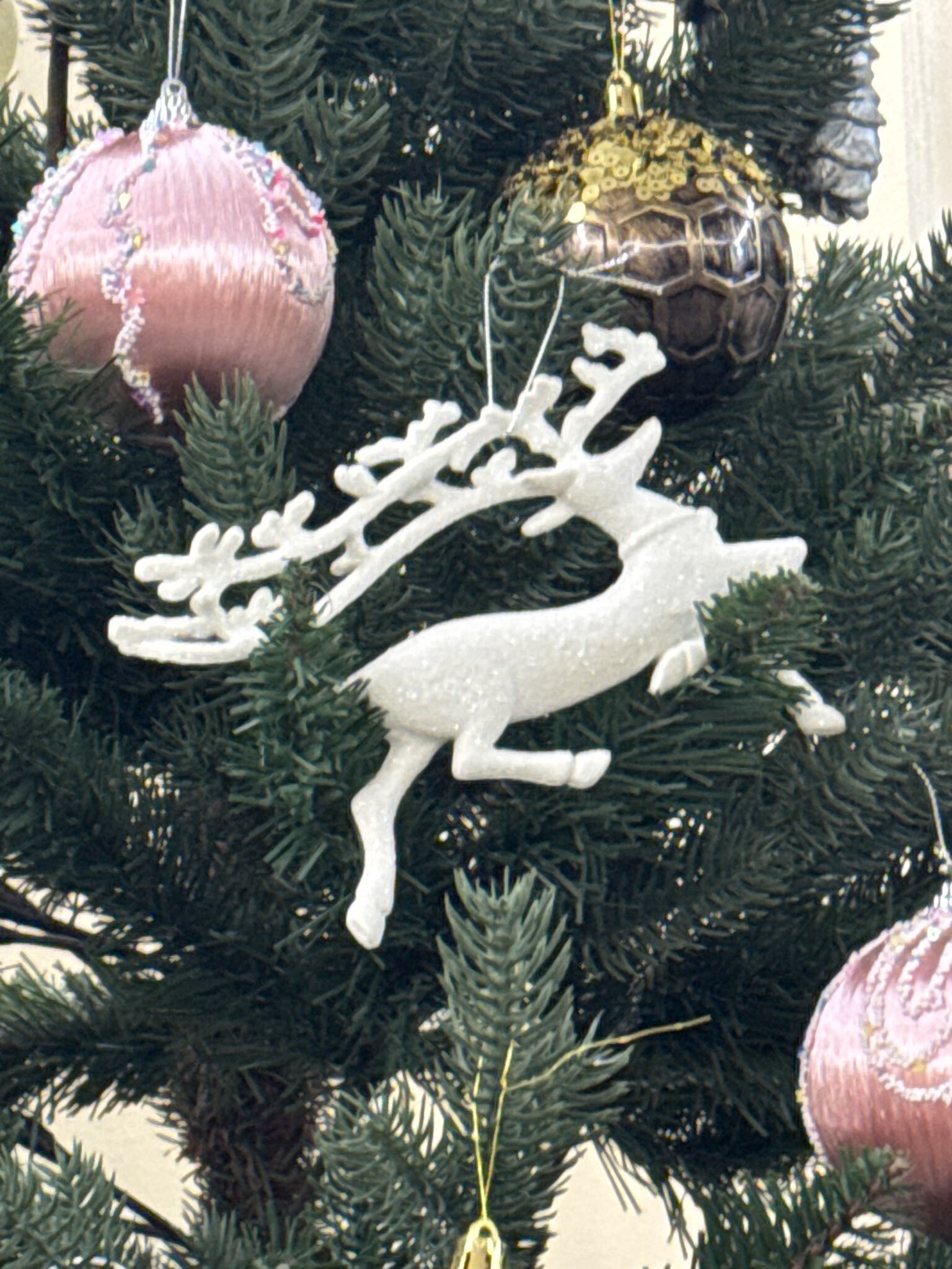 Фотография покупателя товара Ёлочная игрушка «Зимнее волшебство. Бегущий олень» пластик, 10×15 см, белый - Фото 1