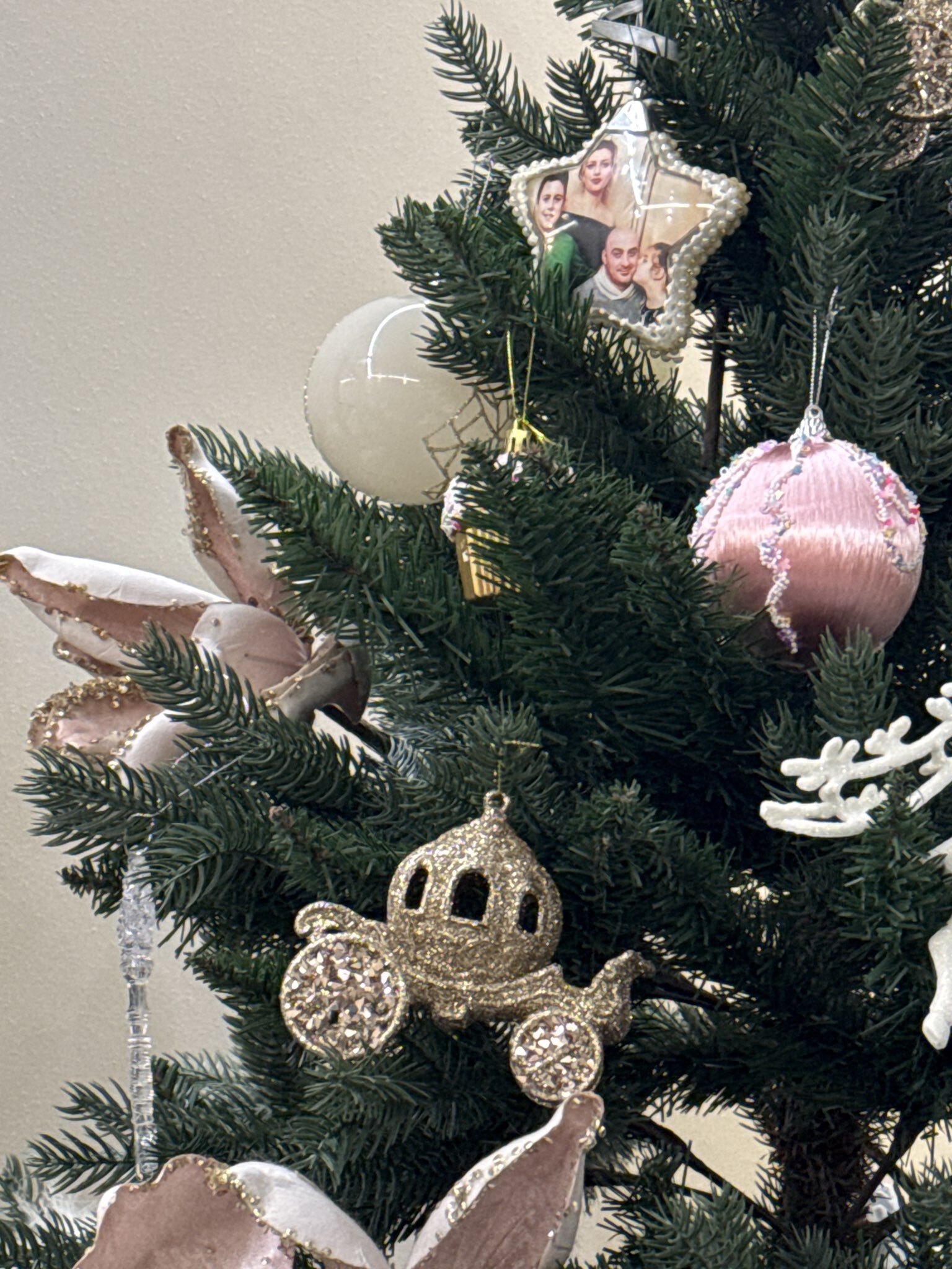 Фотография покупателя товара Ёлочная игрушка «Карета» 10×8.5 см, золотистый - Фото 1