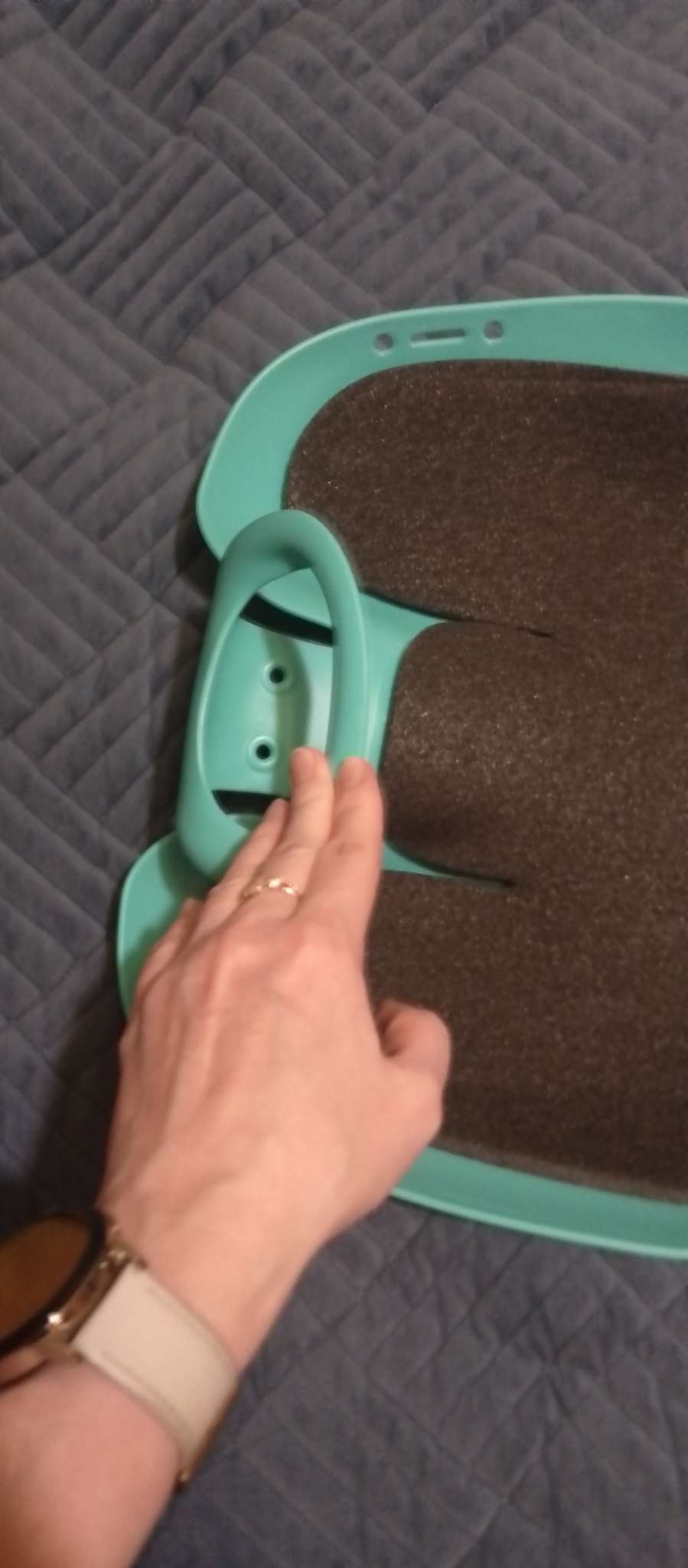 Фотография покупателя товара Санки-ледянки с мягкой сидушкой «Вираж», бирюзовые, 39×37 см - Фото 3