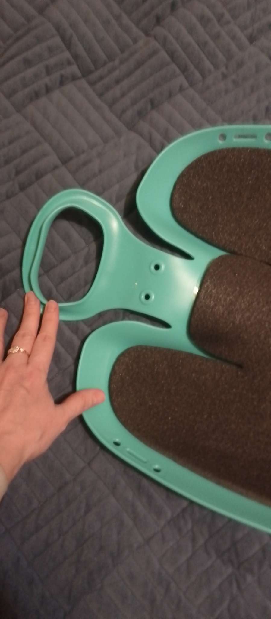 Фотография покупателя товара Санки-ледянки с мягкой сидушкой «Вираж», бирюзовые, 39×37 см - Фото 4