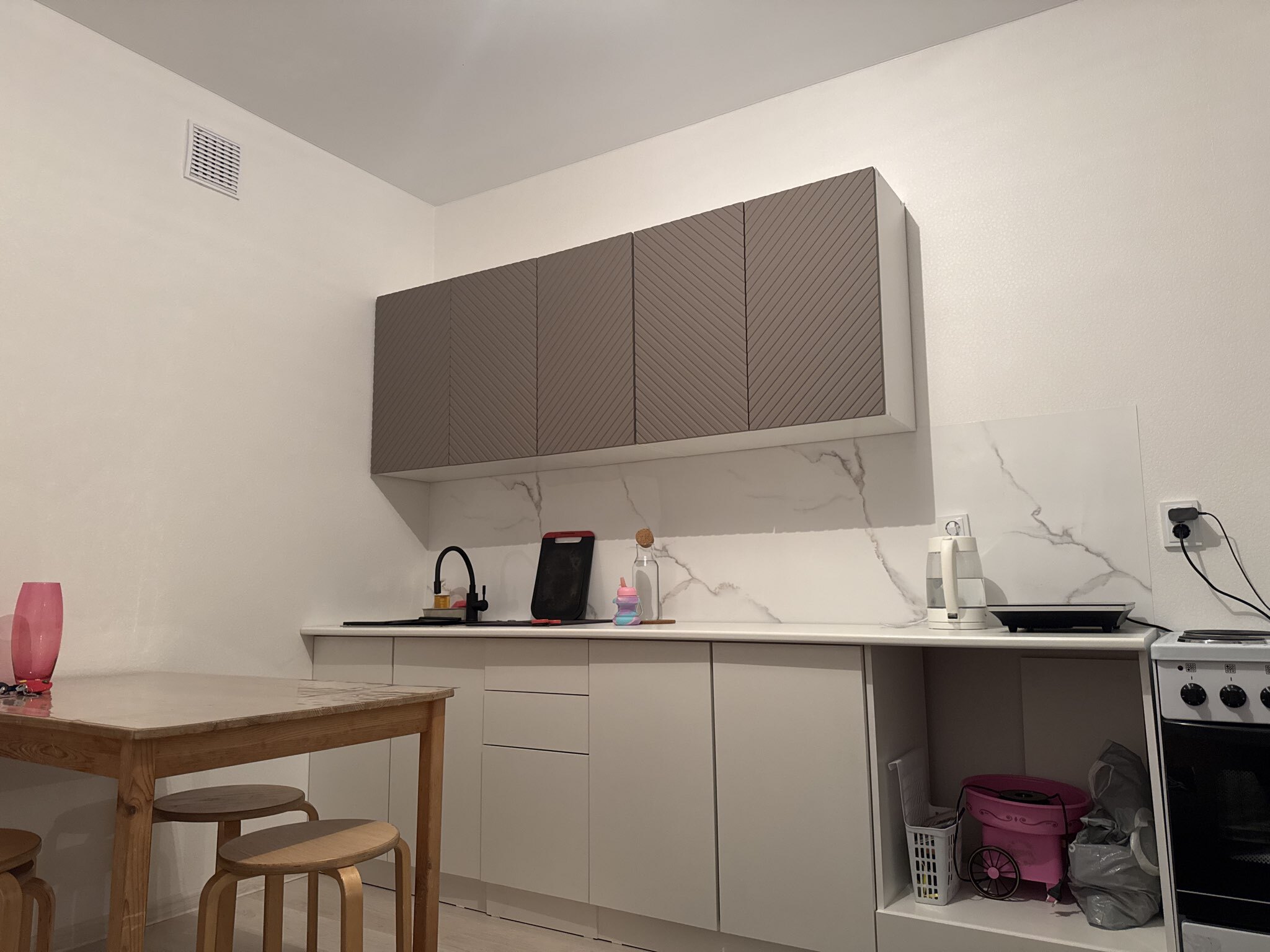 Фотография покупателя товара Кухонный гарнитур прямой «Урания», 2600 мм, цвет белый/коричневый софт - Фото 4