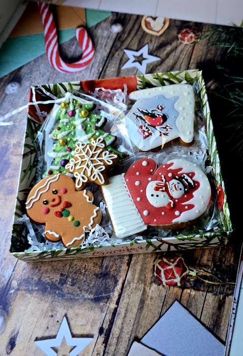 Фотография покупателя товара Коробка новогодняя с PVC крышкой, «Мир полон Чудес», 16×16×3 см - Фото 1