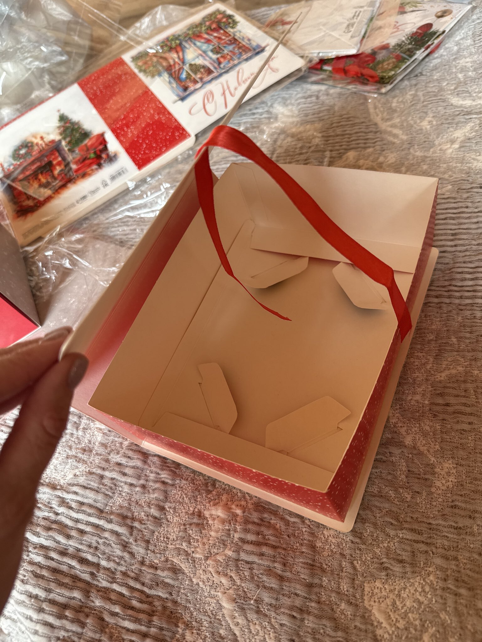 Фотография покупателя товара Складная новогодняя коробка-книга «Новогодний город», 21×15×7 см - Фото 1