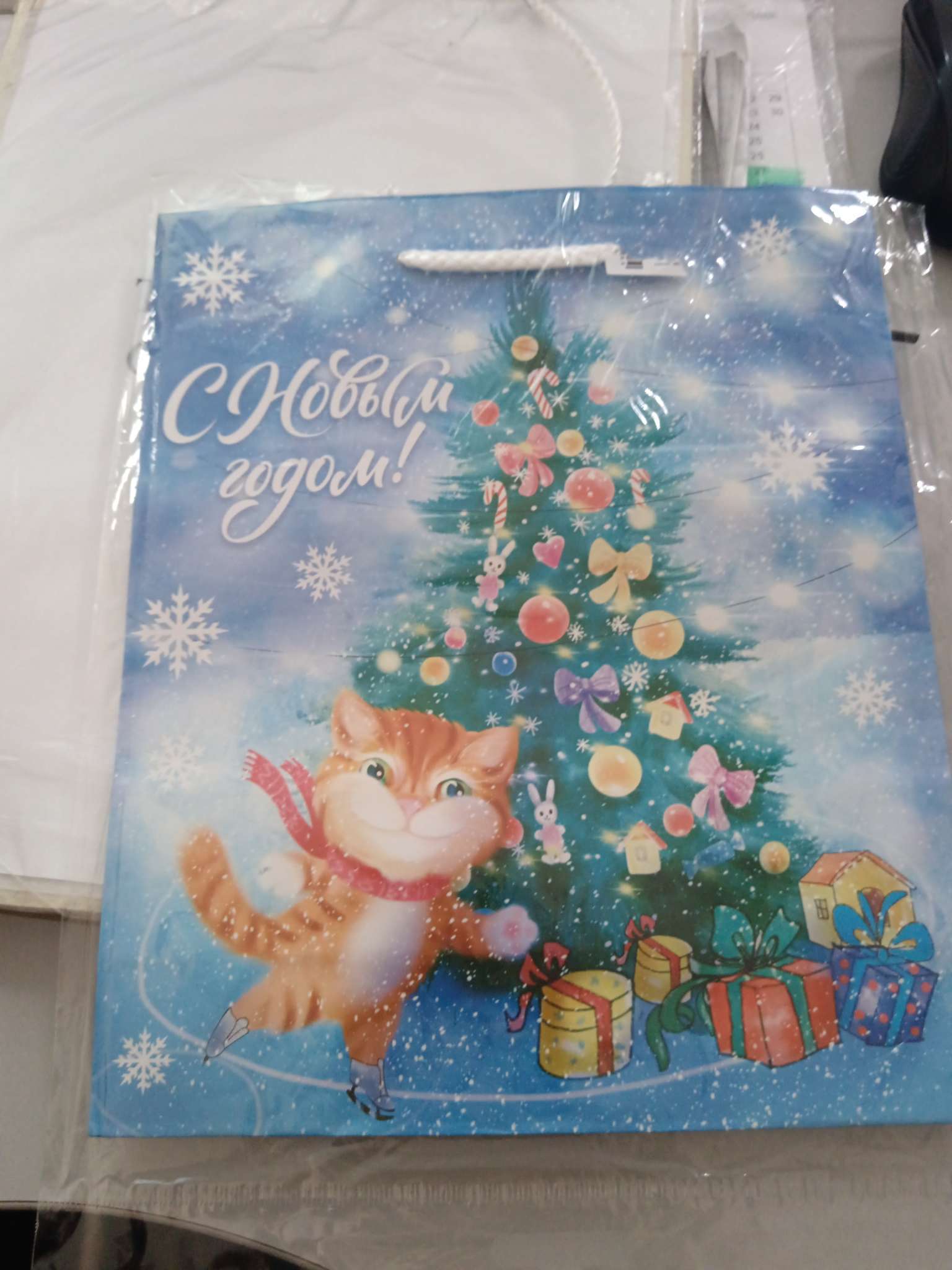 Фотография покупателя товара УЦЕНКА Пакет подарочный ламинированный новогодний «Новый год», ML 21×25×8 см, МИКС - Фото 6
