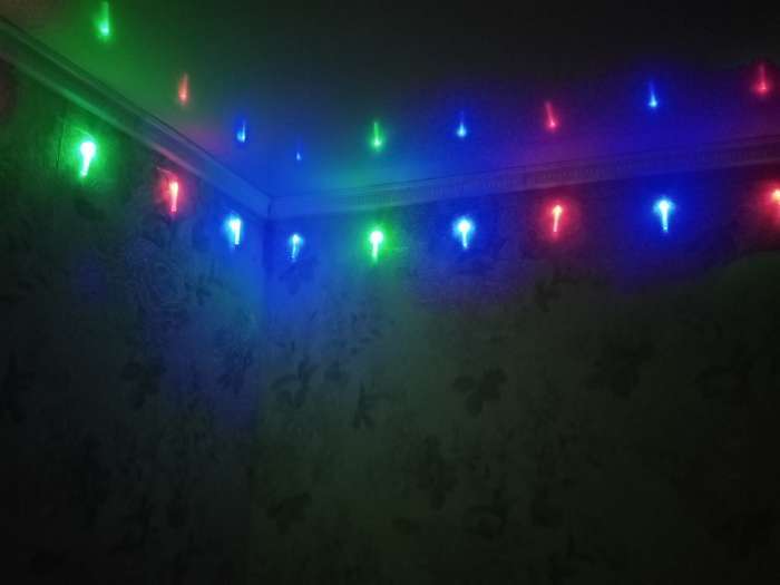 Фотография покупателя товара Гирлянда «Нить» 5 м с насадками «Сосульки с пузырьками», IP20, прозрачная нить, 20 LED, свечение мульти (RG/RB), мигание, 220 В - Фото 2