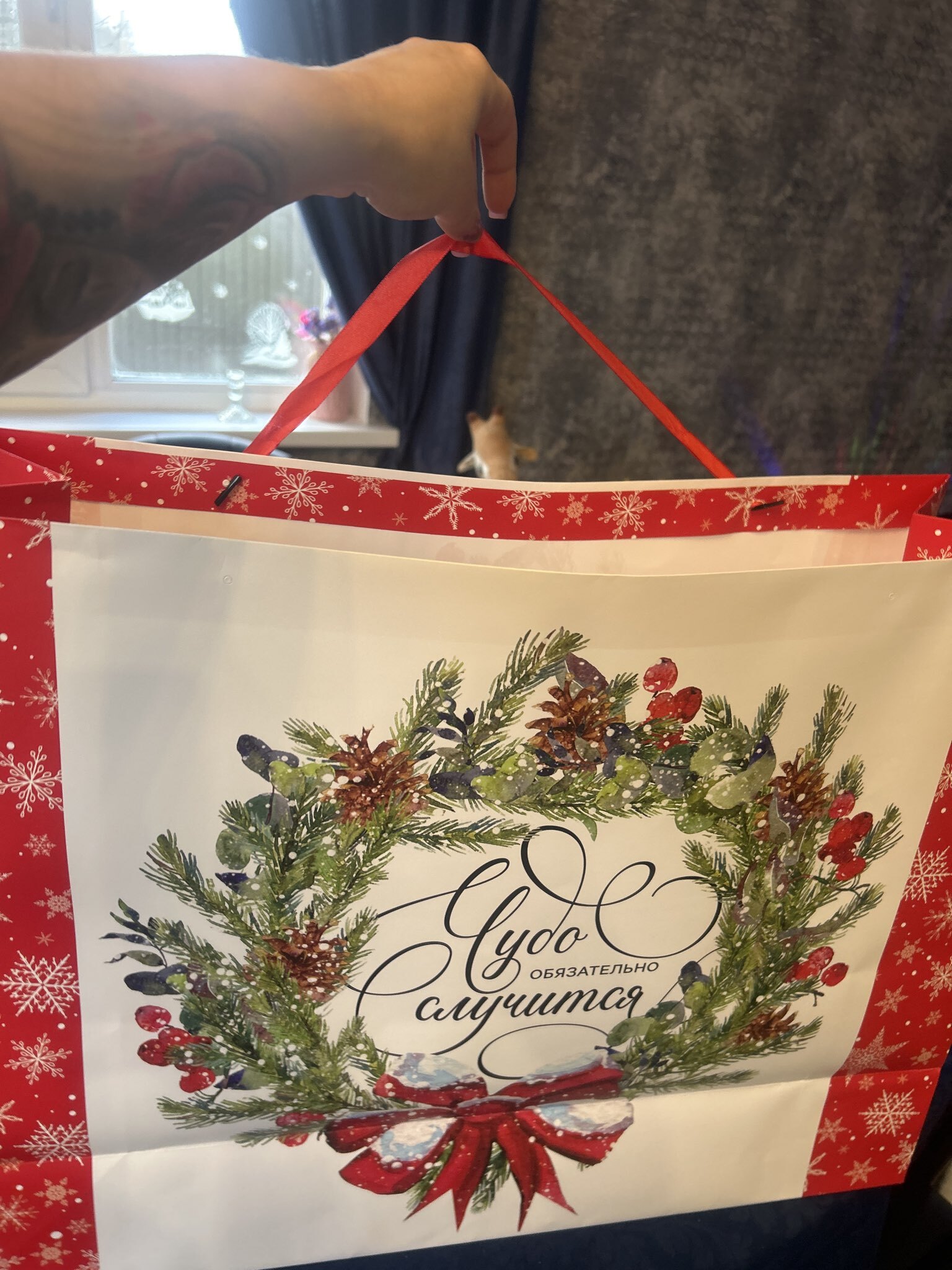 Фотография покупателя товара Пакет подарочный новогодний ламинированный «Новогодний венок», XXL 61×46×20 см - Фото 1