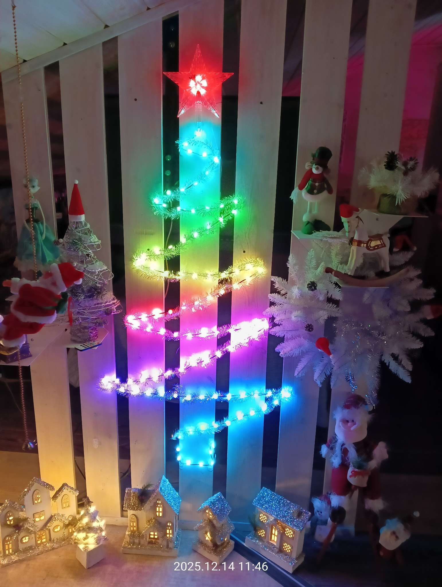 Фотография покупателя товара Умная гирлянда «Нить» 5 м, роса с насадками «Шарики», IP20, черный провод, 100 LED, пульт ДУ, приложение, свечение RGB, USB - Фото 1