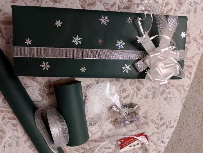 Фотография покупателя товара Бумага упаковочная крафт, фиолетовый-сиреневый 0,68 х 10 м - Фото 1