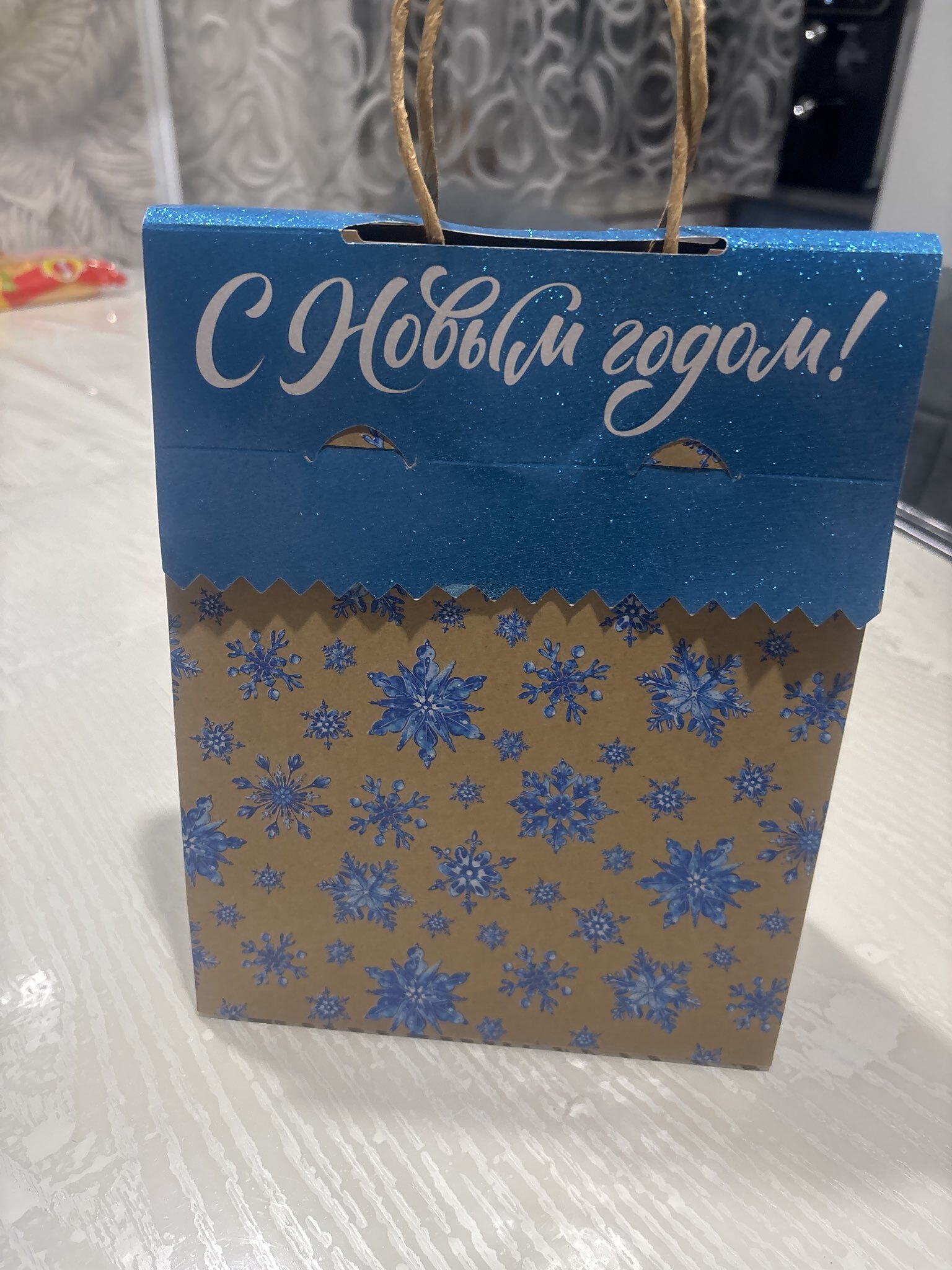 Фотография покупателя товара Пакет новогодний подарочный с клапаном «С Новым годом», крафт, глиттер, 19.5×10×25 см - Фото 5