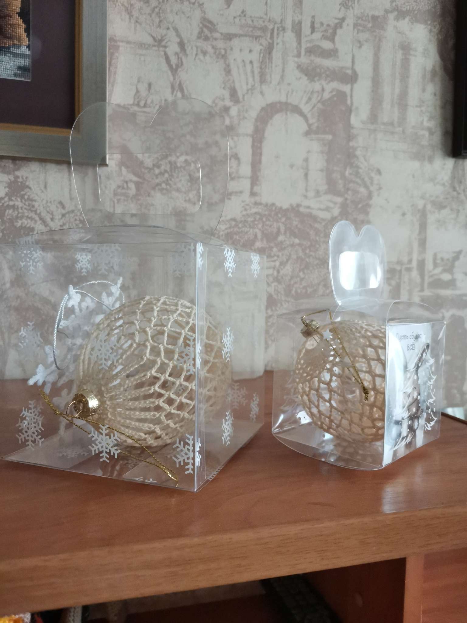 Фотография покупателя товара Коробка подарочная новогодняя складная ПВХ «Снежинки» 12×7×7 см - Фото 4