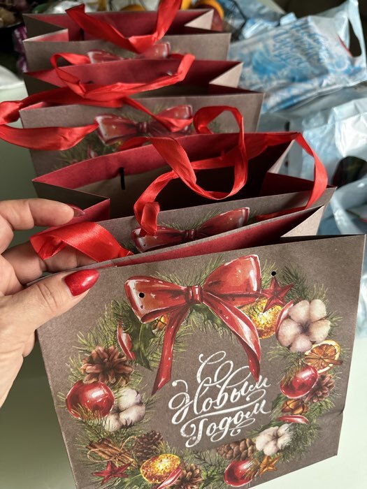 Фотография покупателя товара Пакет подарочный новогодний крафтовый квадратный «С Новым годом», 22×22×11 см - Фото 3