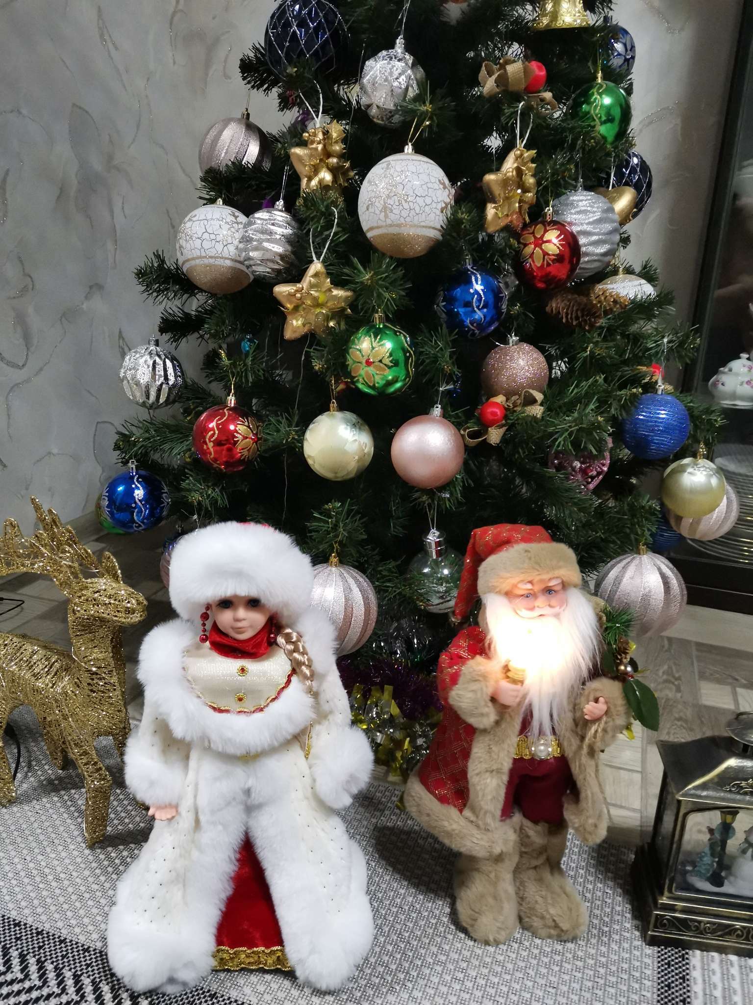 Фотография покупателя товара Дед Мороз под ёлку «Зимнее волшебство. В красной шубке в клетку с подарками» двигается, 40 см - Фото 2