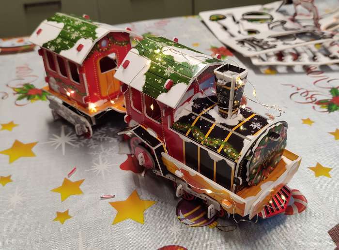 Фотография покупателя товара Конструктор 3D «Новогодний экспресс», со светодиодной гирляндой, 45 деталей - Фото 2