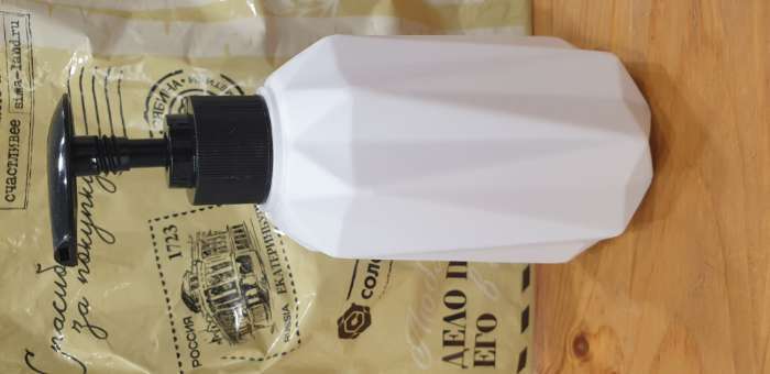 Фотография покупателя товара Дозатор для мыла «Грани», 350 мл, пластик, 7.8×7.8×15.5 см, белый - Фото 1