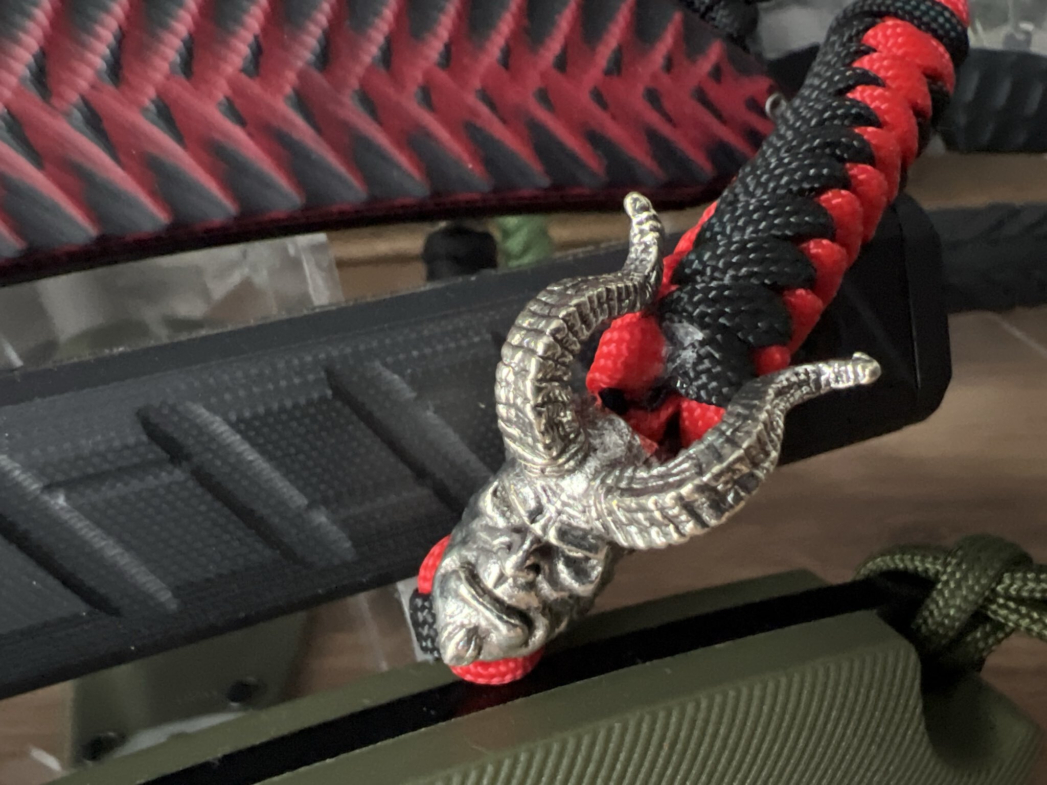 Фотография покупателя товара Брелок - темляк для ножа «Хеллбой» из паракорда, 15 см, чёрно-красный - Фото 1