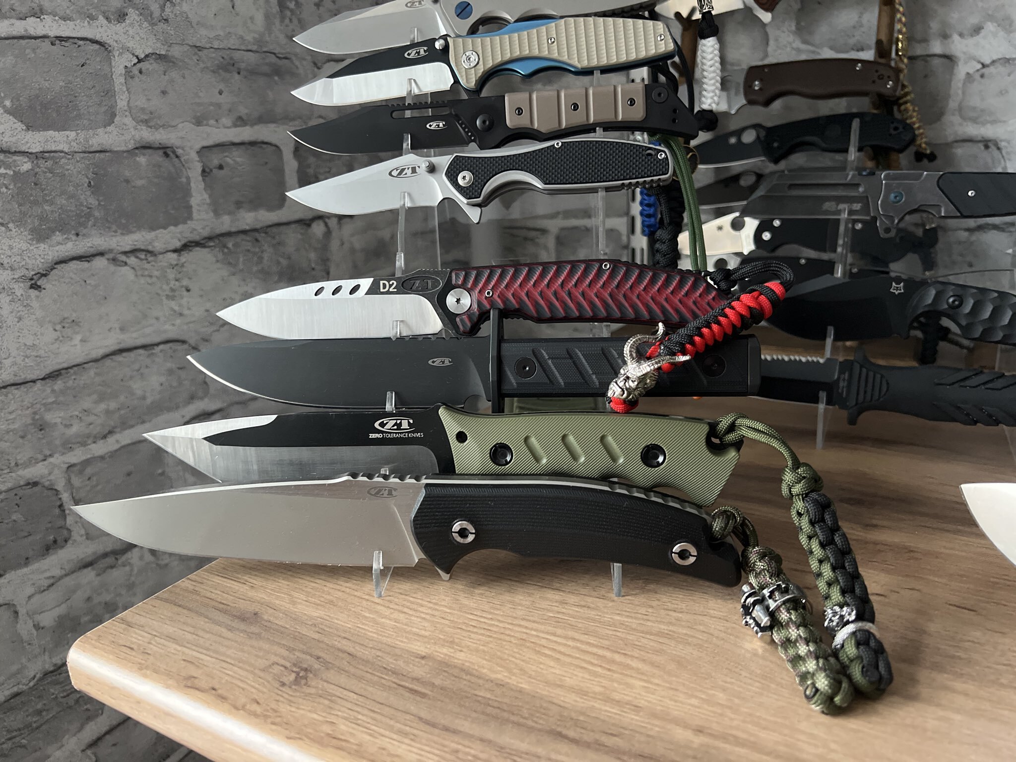 Фотография покупателя товара Брелок - темляк для ножа «Хеллбой» из паракорда, 15 см, чёрно-красный - Фото 2