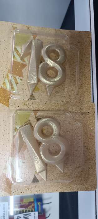 Фотография покупателя товара Свеча в торт «Грань», цифра 18, золотой металлик, 6.5 см - Фото 2