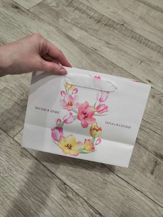 Фотография покупателя товара Пакет подарочный ламинированный горизонтальный, упаковка, «Весны в душе», ML 27 х 23 х 11.5 см - Фото 1