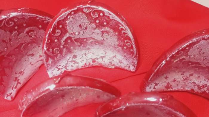 Фотография покупателя товара Свеча декоративная «Барельеф с лошадкой» 10.5×4.5×8 см, красный - Фото 1