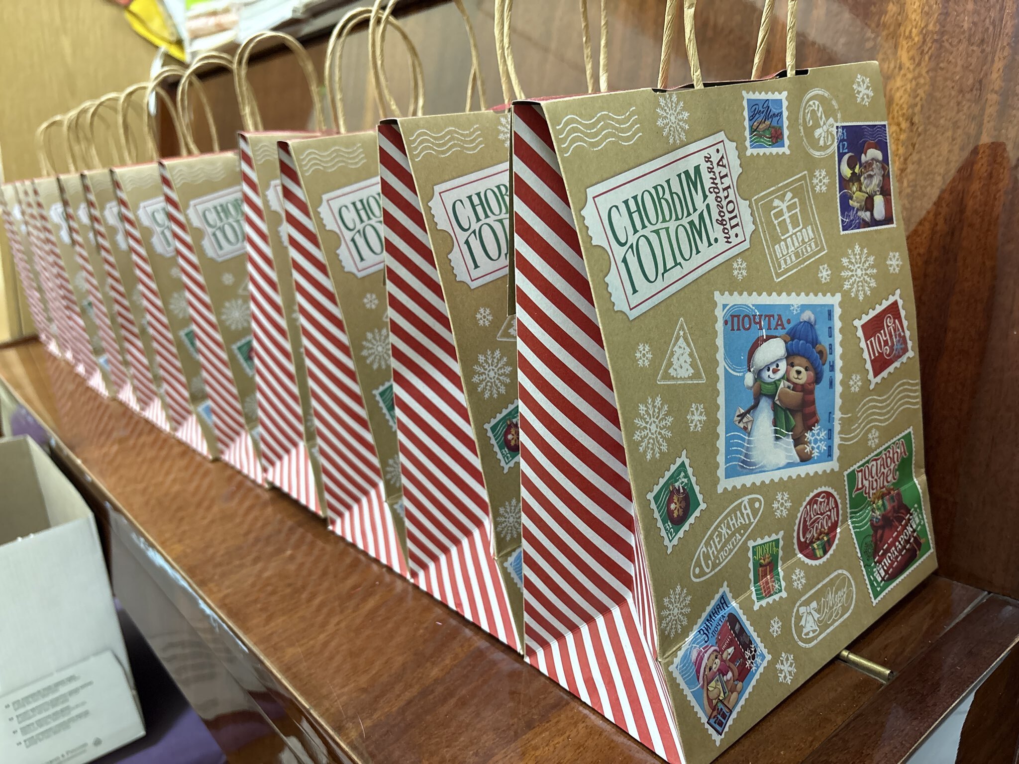 Фотография покупателя товара Пакет новогодний подарочный с клапаном «С Новым годом», крафт, глиттер, 19.5×10×25 см - Фото 1