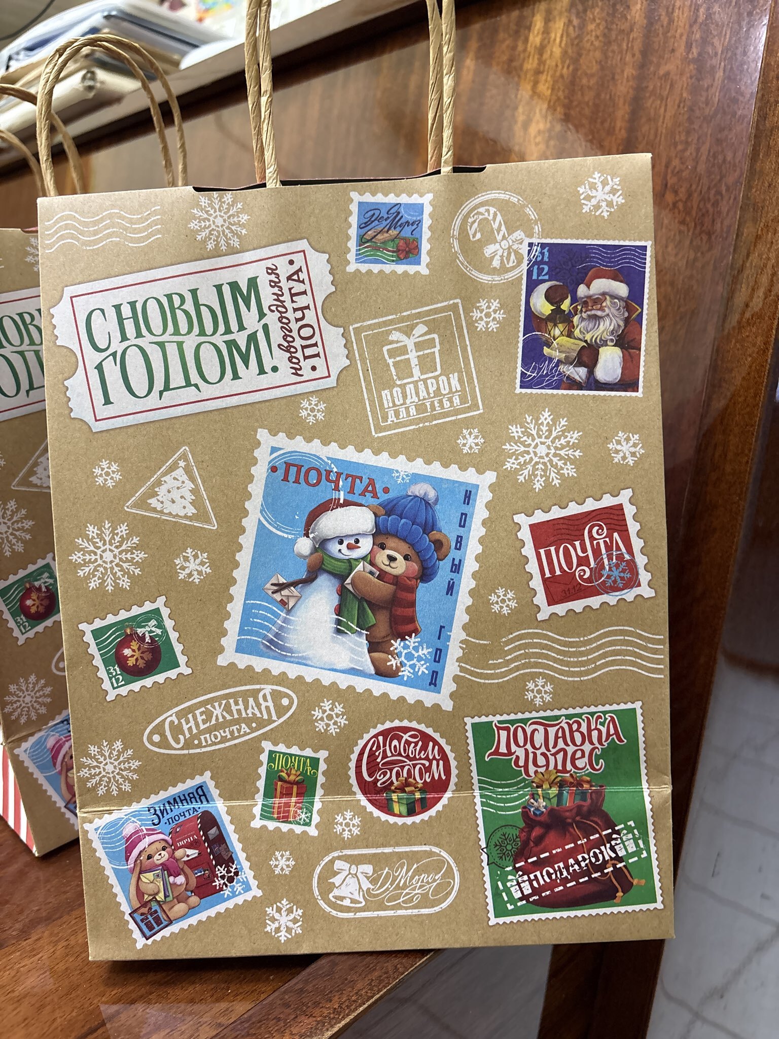 Фотография покупателя товара Пакет новогодний подарочный с клапаном «С Новым годом», крафт, глиттер, 19.5×10×25 см - Фото 2