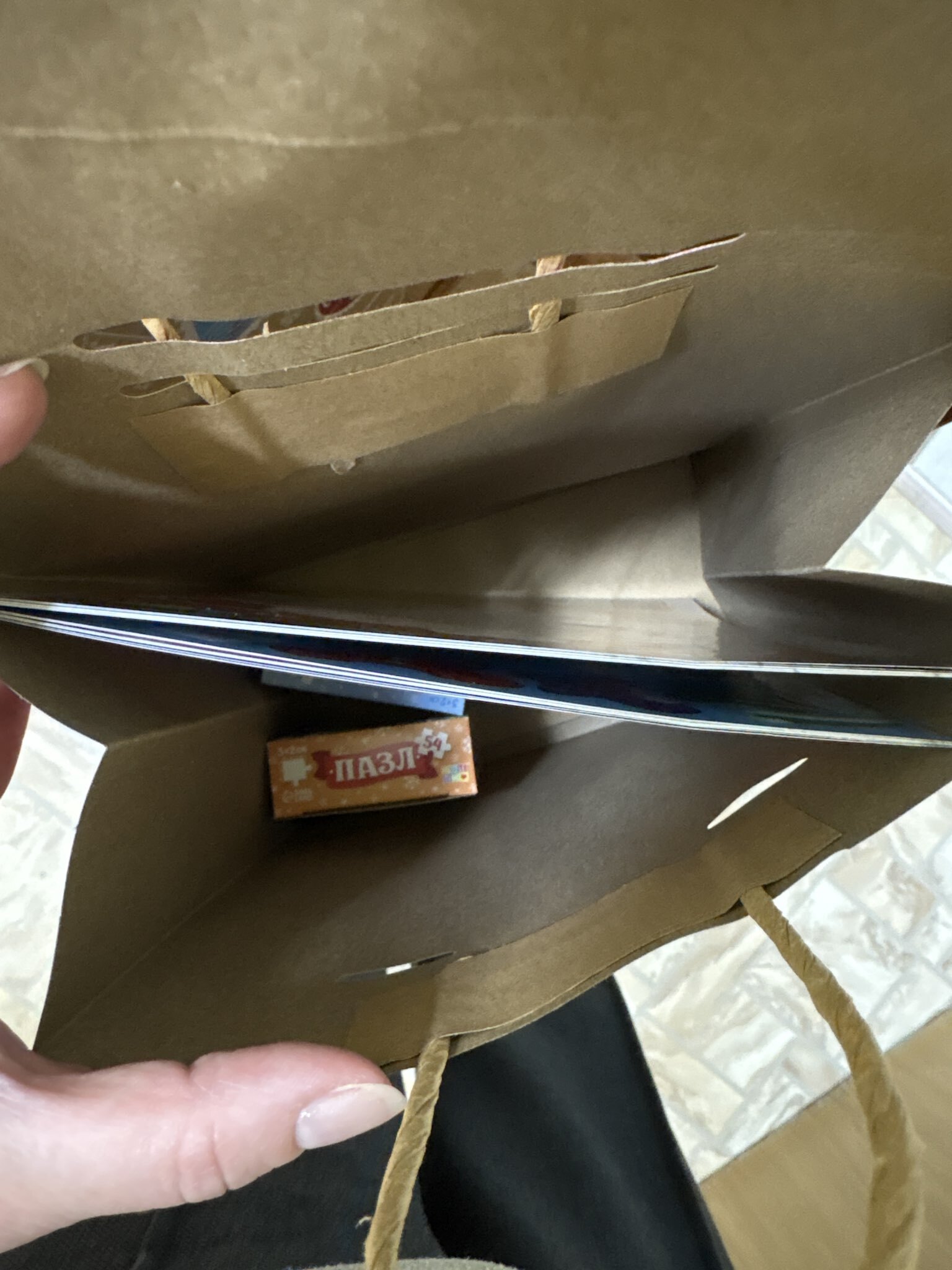 Фотография покупателя товара Пакет новогодний подарочный с клапаном «С Новым годом», крафт, глиттер, 19.5×10×25 см - Фото 4