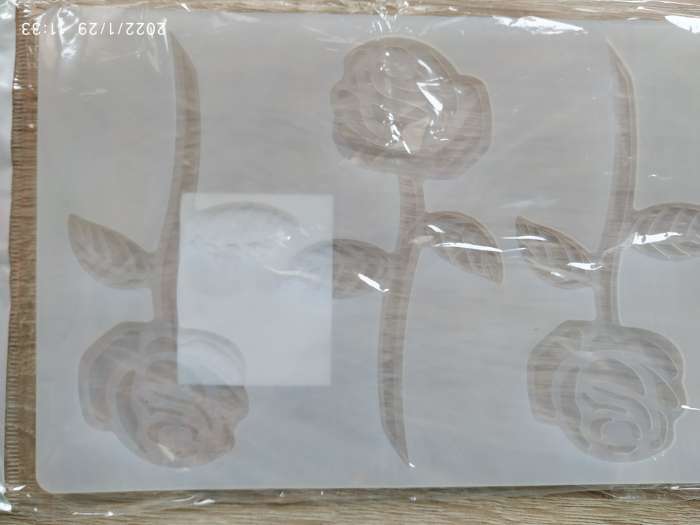 Фотография покупателя товара Коврик для айсинга «Розы», силикон, 3 ячейки, 19×12,5×0,1 см, цвет прозрачный - Фото 2
