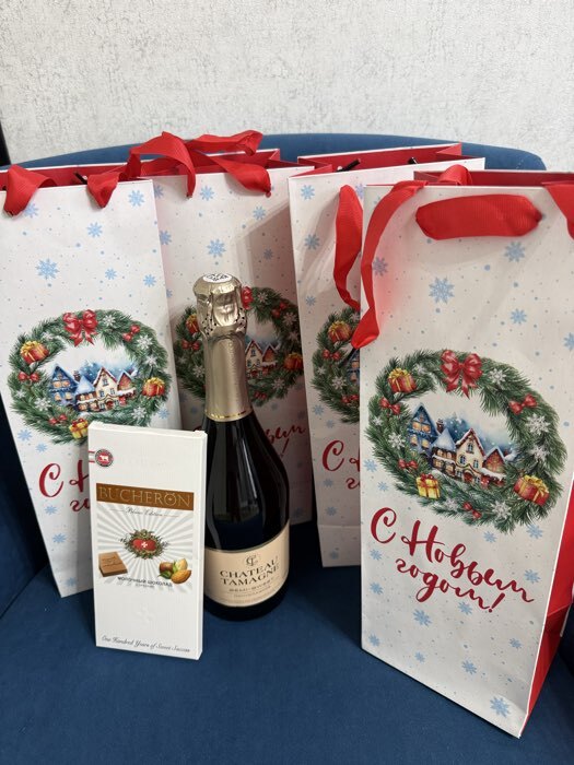 Фотография покупателя товара Пакет новогодний подарочный под бутылку «Волшебных моментов в Новом году», 13×36×10 см - Фото 1