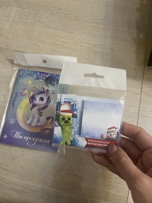 Фотография покупателя товара Подарочный набор новогодний, магнитная закладка и блок бумаг 30 листов «Пиксели» - Фото 2