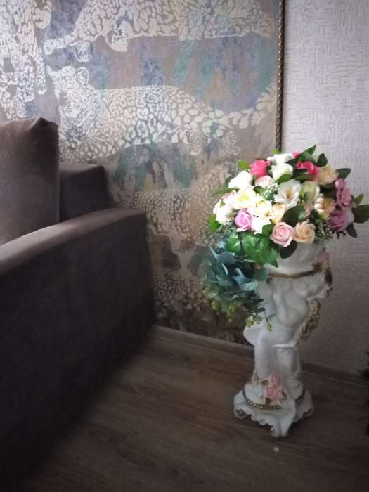 Фотография покупателя товара Фигурное кашпо "Ангел с розами", бело-золотой, 1,8 л/ 24х27х70см - Фото 4
