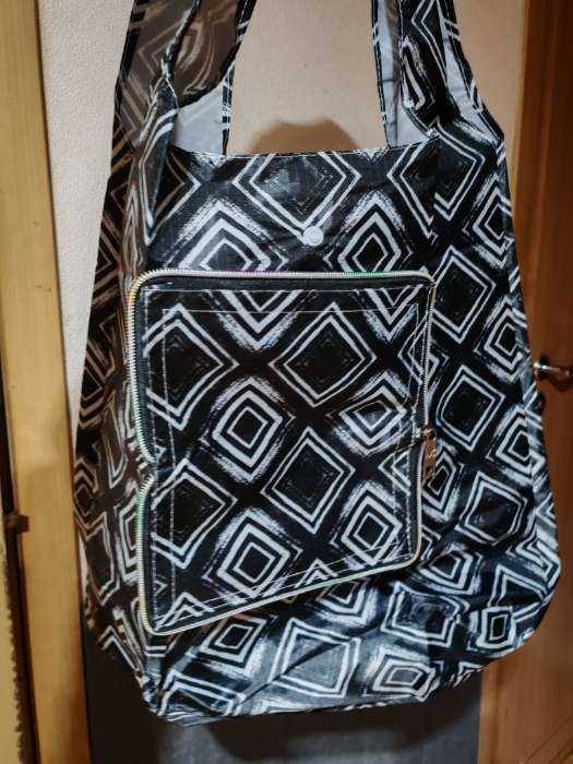 Фотография покупателя товара Сумка хозяйственная на кнопке, складная, цвет чёрный - Фото 4