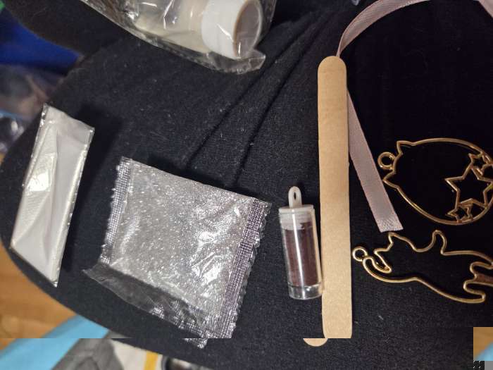 Фотография покупателя товара Набор для опытов с эпоксидной смолой «Создай своё украшение: Пироженки», 2 основы - Фото 3