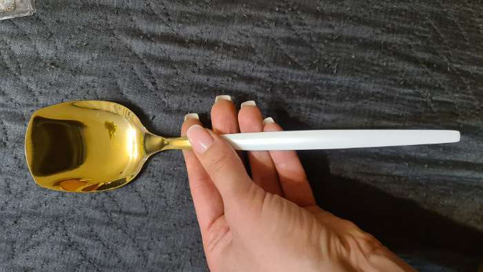 Фотография покупателя товара Лопатка из нержавеющей стали Magistro «Грэйс», длина 26 см, цвет ручки голубой, цвет головы золотой - Фото 1