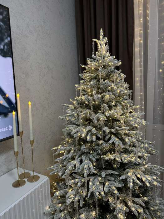 Фотография покупателя товара Искусственная ёлка заснеженная «Зимнее волшебство. Уральская», 210 см, 1090 смешанных веток на крючках - Фото 6