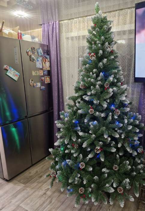 Фотография покупателя товара Искусственная ёлка с инеем «Зимнее волшебство. Ягодка», 240 см, d нижнего яруса 145 см, 1577 ПВХ веток на крючках - Фото 3