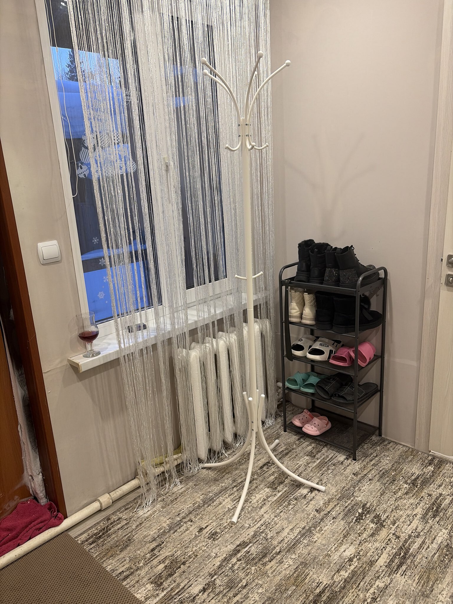 Фотография покупателя товара Вешалка напольная «Корона», разборная, белая - Фото 2