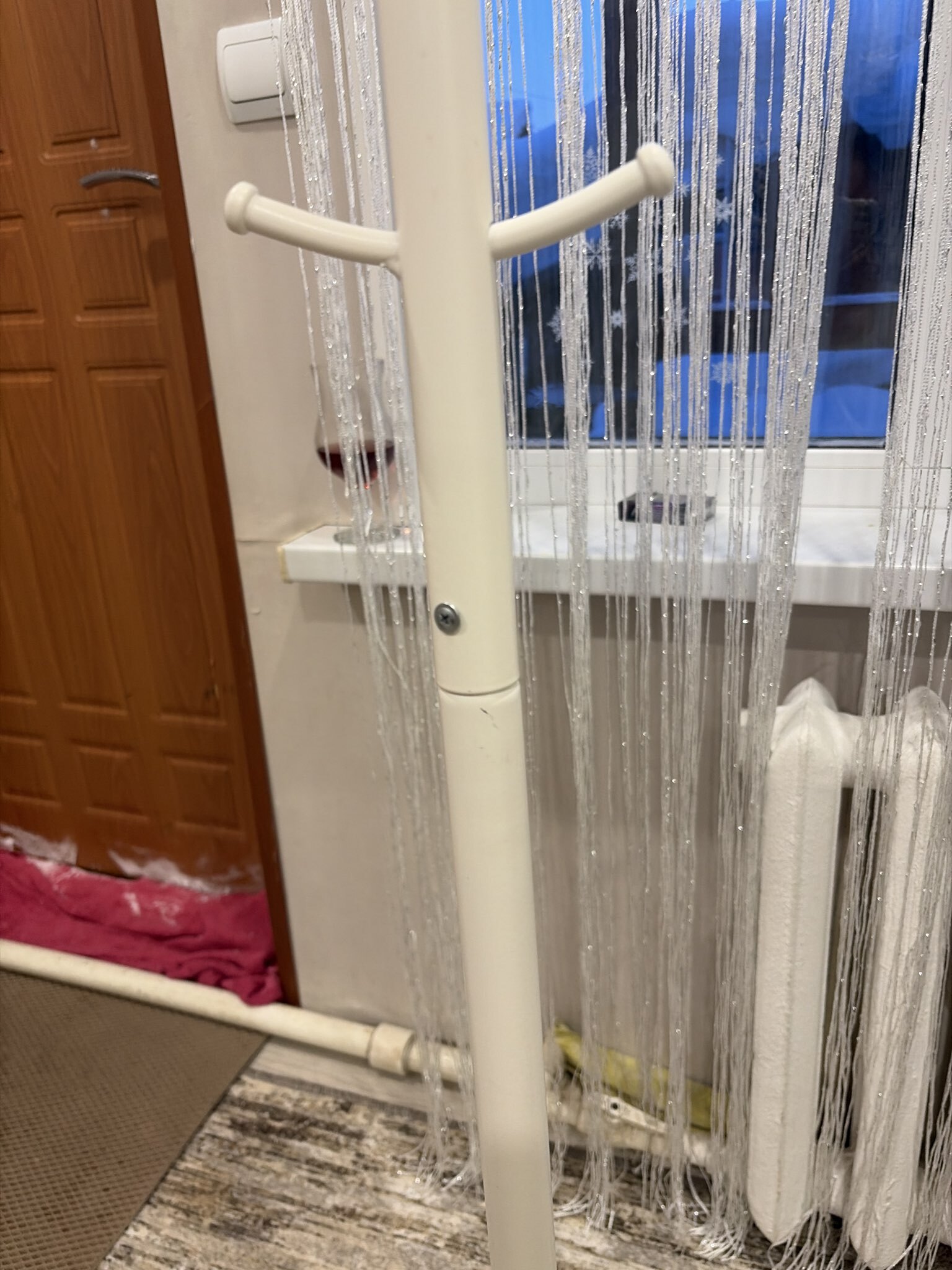 Фотография покупателя товара Вешалка напольная «Корона», разборная, белая - Фото 3