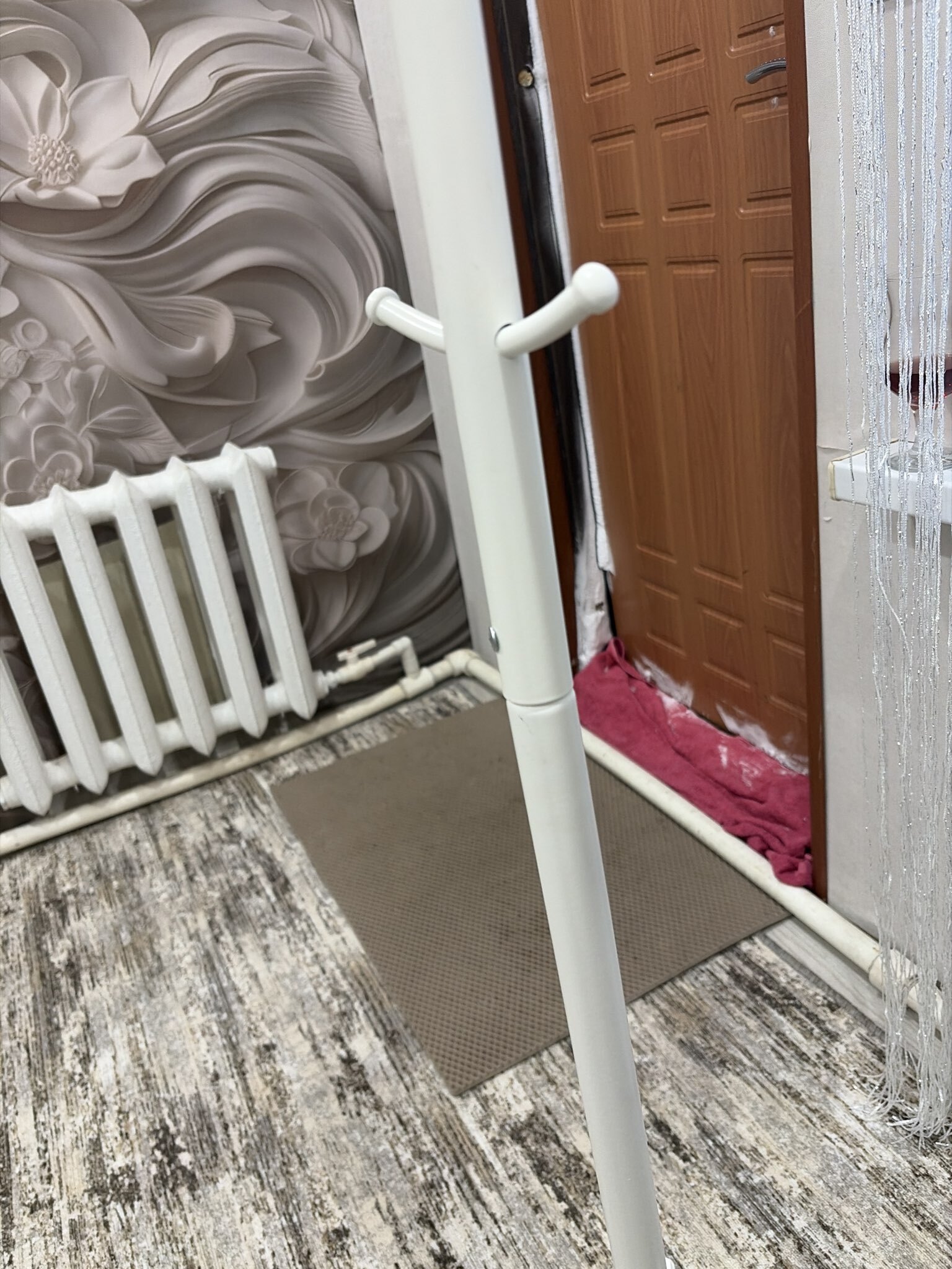 Фотография покупателя товара Вешалка напольная «Корона», разборная, белая - Фото 4