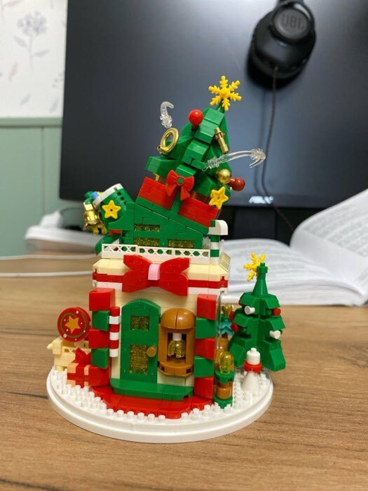 Фотография покупателя товара Конструктор из миниблоков «Новогодние истории. Дед Мороз», с гирляндой, 924 детали - Фото 4